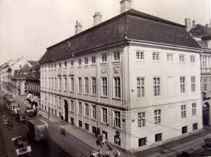 Residence on the corner of Bredgade (to the left) and St Anna Plads (to the right), 1951.