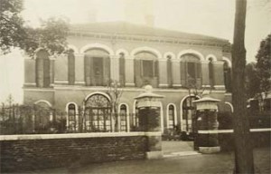 The consul’s house at Kiukiang, seen from the Bund in about 1911. 