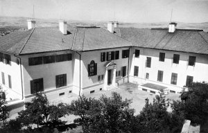 New wing beside the old entrance to the offices, 1964. 